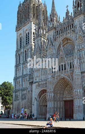 Rouen: Westfassade der Kathedrale Notre Dame am Place de la Cathedrale, Normandie | Utilizzo di tutto il mondo Foto Stock