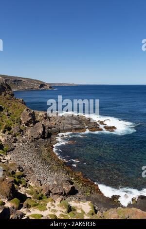 Kangaroo Island in Australia paesaggio - le aspre coste rocciose di Kangaroo Island in una giornata di sole in primavera, Kangaroo Island South Australia Foto Stock