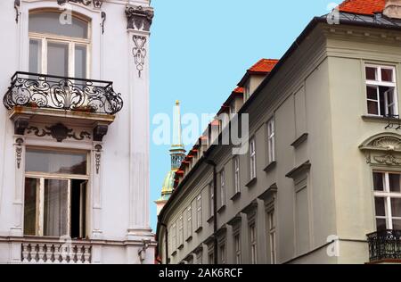 Palazzo Palugyayov (sinistra) e la guglia di San Martino cattedrale(centro) di Bratislava, Slovacchia Foto Stock