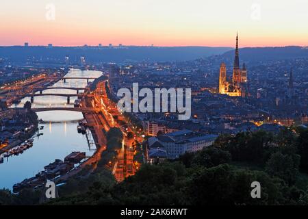 Rouen: Naechtlicher Blick auf die Stadt an der Seine mit der Kathedrale Notre Dame, Normandie | Utilizzo di tutto il mondo Foto Stock