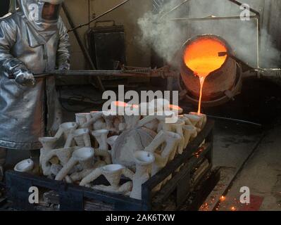 I lavoratori di fire adatta a versare in bronzo fuso di metallo in stampi durante la colata del premio di cooperativa di attori di schermo statuette presso la American Fine Arts Fonderia di Burbank, California martedì, 7 gennaio 2020. I vincitori saranno annunciati durante una trasmissione in simulcast live su TNT e TBS a Los Angeles il 19 gennaio 2020. Foto di Jim Ruymen/UPI Credito: UPI/Alamy Live News Foto Stock