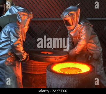 I lavoratori di fire adatta per preparare in bronzo fuso del metallo prima di versarla in stampi durante la colata del premio di cooperativa di attori di schermo statuette presso la American Fine Arts Fonderia di Burbank, California martedì, 7 gennaio 2020. I vincitori saranno annunciati durante una trasmissione in simulcast live su TNT e TBS a Los Angeles il 19 gennaio 2020. Foto di Jim Ruymen/UPI Credito: UPI/Alamy Live News Foto Stock