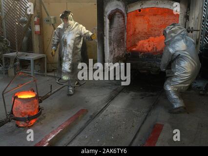 I lavoratori di fire adatta a rimuovere gli stampi da forno prima di colata di bronzo fuso di metallo in stampi durante la colata del premio di cooperativa di attori di schermo statuette presso la American Fine Arts Fonderia di Burbank, California martedì, 7 gennaio 2020. I vincitori saranno annunciati durante una trasmissione in simulcast live su TNT e TBS a Los Angeles il 19 gennaio 2020. Foto di Jim Ruymen/UPI Credito: UPI/Alamy Live News Foto Stock