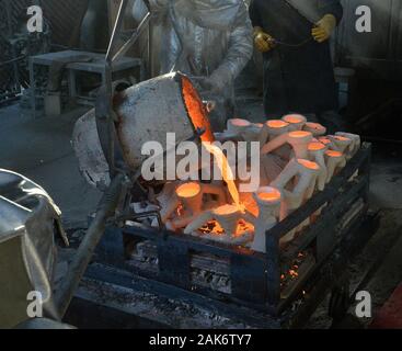 I lavoratori di fire adatta a versare in bronzo fuso di metallo in stampi durante la colata del premio di cooperativa di attori di schermo statuette presso la American Fine Arts Fonderia di Burbank, California martedì, 7 gennaio 2020. I vincitori saranno annunciati durante una trasmissione in simulcast live su TNT e TBS a Los Angeles il 19 gennaio 2020. Foto di Jim Ruymen/UPI Credito: UPI/Alamy Live News Foto Stock