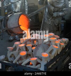 I lavoratori di fire adatta a versare in bronzo fuso di metallo in stampi durante la colata del premio di cooperativa di attori di schermo statuette presso la American Fine Arts Fonderia di Burbank, California martedì, 7 gennaio 2020. I vincitori saranno annunciati durante una trasmissione in simulcast live su TNT e TBS a Los Angeles il 19 gennaio 2020. Foto di Jim Ruymen/UPI Credito: UPI/Alamy Live News Foto Stock