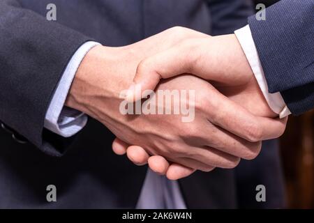 Chiudere la gente di affari si stringono la mano per finire un meeting handshake imprenditore di successo. Foto Stock