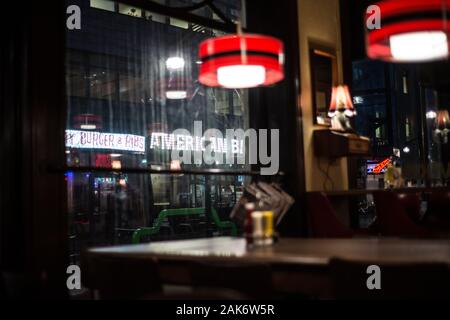 Lavanderia a gettoni Café era una volta il solo posto dove si poteva andare a ottenere il vostro servizio di lavanderia mentre vi gustate il pranzo e lasciando i vostri bambini giocare nel rec r Foto Stock