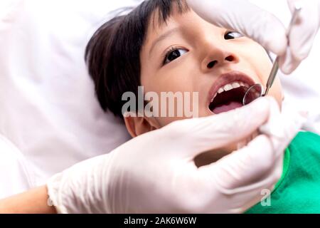 Il dentista esaminando little boy denti nella clinica dentale. copia spazio per il testo. Foto Stock