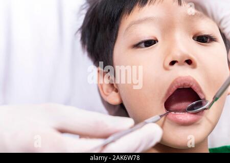 Il dentista esaminando little boy denti nella clinica dentale. copia spazio per il testo. Foto Stock