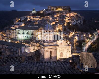 Santa Maria dell'Itria campanile e la città di Ragusa Ibla, Sicilia, Italia Foto Stock