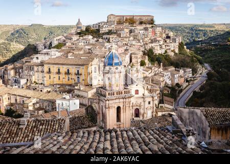 Santa Maria dell'Itria campanile e la città di Ragusa Ibla, Sicilia, Italia Foto Stock