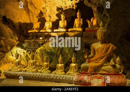 PHETCHABURI, Tailandia - 13 dicembre 2018: più antiche sculture del Buddha in Wat Tham Khao Luang tempio nella grotta Foto Stock