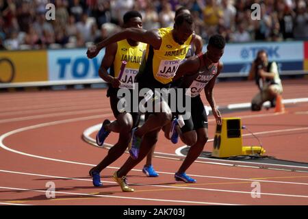 Micheal Campbell e Usain Bolt (Jamaique) durante la seconda riscalda 4x100m uomini relè presso la IAAF mondiale di atletica il 6 agosto, 201st presso lo stadio olimpico di Londra, Gran Bretagna Photo Laurent Lairys / DPPI Foto Stock