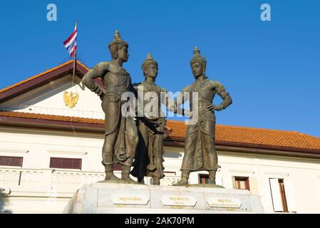 CHIANG può, Tailandia - 22 dicembre 2018: Monumento ai tre antichi re - i fondatori del Thai membro vicino fino in una giornata di sole Foto Stock