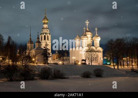 Argine del Fiume Vologda, di sera, la città di Vologda, Russia, inverno Foto Stock