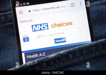 Scelte di NHS sito web visualizzato sullo smartphone nascosto nella tasca dei jeans Foto Stock