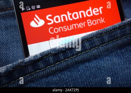 Santander Consumer Bank sito web visualizzato sullo smartphone nascosto nella tasca dei jeans Foto Stock