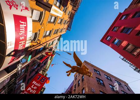 China Town, New York, NY, Stati Uniti d'America - 30 novembre 2019. Colorato iconico Pell street con segni, decorazione e battenti Pegasus in Manhattan - Chinatown Foto Stock