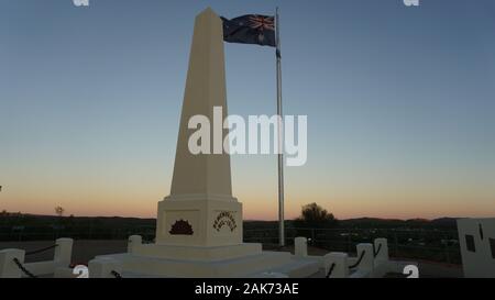 Un tramonto catturato dall'Anzac Hill Lookout in Alice Springs, nel Territorio del Nord in Australia Foto Stock