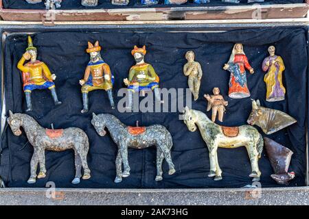 Statuine di Gesso del presepe al mercato delle pulci Foto Stock