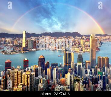 Rainbow su Hong Kong skyline della città Foto Stock