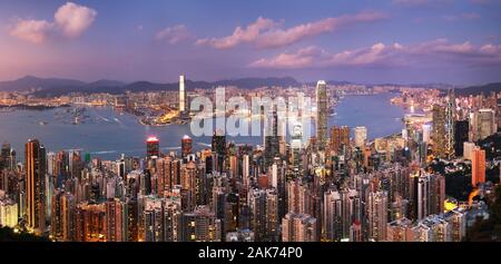 Hong Kong presso lo skyline di notte Foto Stock