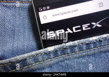 SpaceX sito web visualizzato sullo smartphone nascosto nella tasca dei jeans Foto Stock