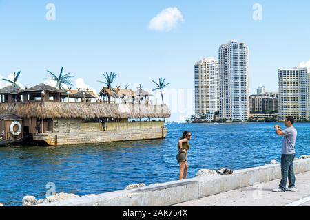 Miami Florida,Bayfront Park,Biscayne Bay Water,Tiki Beach Party Barge,charter boat,Brickell Key,skyline,visitatori viaggio turistico tour Foto Stock