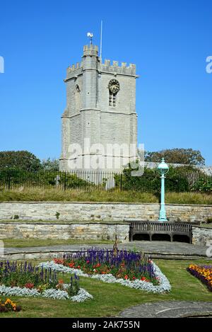 Piuttosto le aiuole in Marine Cove giardini con St Andrews chiesa verso la parte posteriore, Burnham-on-Sea, Inghilterra, Regno Unito. Foto Stock