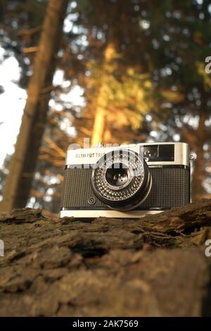 Un vintage viaggio Olympus 35mm fotocamera a pellicola. Foto Stock