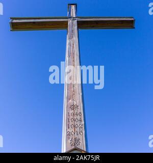Dettagli del Vertice di croce di Rauheck, 1590 m nelle Prealpi bavaresi, situato nei pressi di Ohlstadt, Alta Baviera, Germania. Europa Foto Stock
