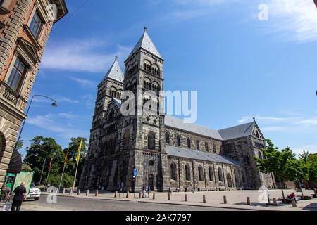 Lund, Svezia - 13 Luglio 2018: basso ampio angolo della cattedrale di Lund in una calda giornata estiva di Lund in Svezia Foto Stock