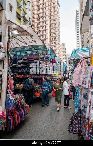 Hong Kong Cina - Novembre 2019: moda, abbigliamento e di merci su strada del mercato (Ladie's) sul mercato di Hong Kong , Tung Choi Street Foto Stock