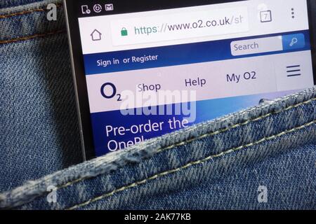 O2 sito web visualizzato sullo smartphone nascosto nella tasca dei jeans Foto Stock