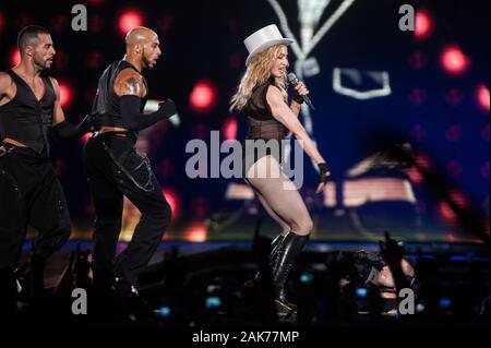 Milano Italia ,14/07/2009 ,concerto dal vivo di Madonna al Meazza di San Siro : Madonna durante il concerto Foto Stock