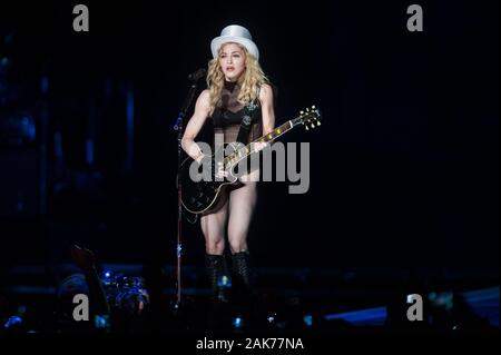 Milano Italia ,14/07/2009 ,concerto dal vivo di Madonna al Meazza di San Siro : Madonna durante il concerto Foto Stock