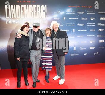 Amburgo, Germania. 07Th gen, 2020. Eddy Kante, la guardia del corpo, con la sua fidanzata Gabriele Janzen (l), e Carlo von Tiedemann (r) con la moglie Julia Laubrunn provengono per la premiere del film "Lindenberg! Fare la vostra cosa!". Il film uscirà nei cinema il 16 gennaio 2020. Credito: Christian Charisius/dpa/Alamy Live News Foto Stock