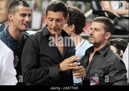 Milano Italia ,14/07/2009 ,concerto dal vivo di Madonna al Meazza di San Siro : Domenico Dolce e Stefano Gabbana valutazione sulla Madonna 's concerto , Stefano Gabbana fuma una sigaretta Foto Stock