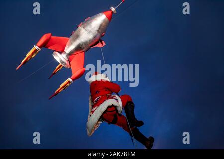 Mosca, Russia. Il 5 gennaio, 2020 Un uomo in Santa Claus costume scende da un modello di un razzo sulla via centrale a Mosca, Russia Foto Stock