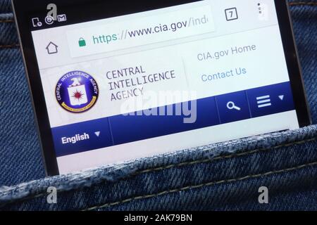 CIA (Central Intelligence Agency) Sito web visualizzato sullo smartphone nascosto nella tasca dei jeans Foto Stock