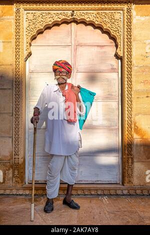 Ritratto di un anziano in una vecchia casa, Jaisalmer, Rajasthan, India Foto Stock