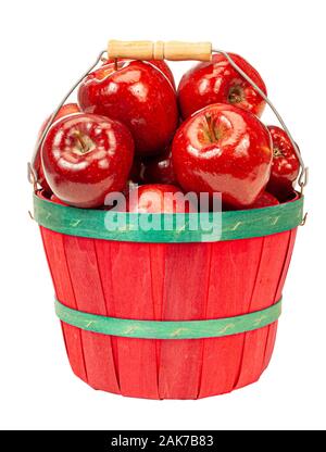 Colpo verticale di un rosso moggio con bande verde pieno di rosso lucido mele deliziose isolato su bianco. Foto Stock
