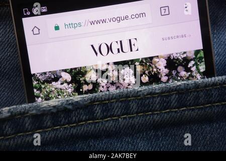 Vogue sito web visualizzato sullo smartphone nascosto nella tasca dei jeans Foto Stock