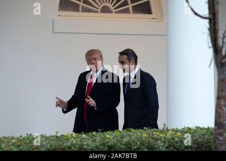 Washington, DC, Stati Uniti d'America. Il 7 gennaio, 2020. Il Presidente degli Stati Uniti, Trump passeggiate all Ufficio Ovale con il Primo ministro della Grecia Kyriakos Mitsotakis alla Casa Bianca di Washington, DC, Stati Uniti, Martedì, 7 gennaio 2020. Credito: Stefani Reynolds/CNP | Utilizzo di credito in tutto il mondo: dpa/Alamy Live News Foto Stock