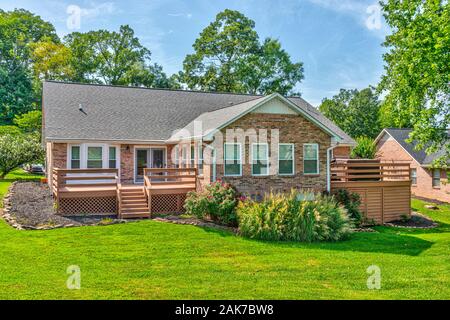 Inquadratura orizzontale della vista posteriore di una casa nuova con ponti gemelli. Foto Stock