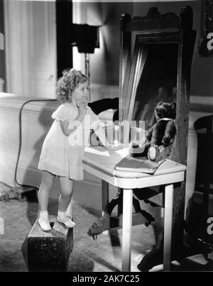 SHIRLEY TEMPLE sul set candida al suo tavolo durante le riprese di ora e sempre 1934 direttore Henry Hathaway Paramount Pictures Foto Stock