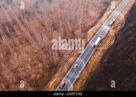 Vista aerea di autonoma di auto-guida auto sulla strada attraverso la campagna da fuco pov, immagine concettuale con ottimizzazione digitale Foto Stock