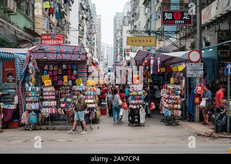 Hong Kong Cina - Novembre 2019: le persone sulla strada del mercato (Ladie's) sul mercato di Hong Kong , Tung Choi Street, Mongkok Foto Stock