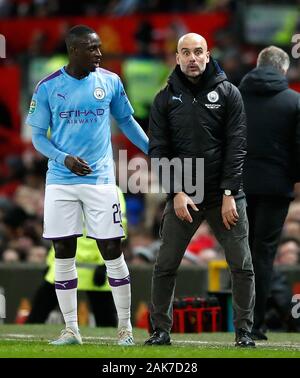 Manchester City manager Pep Guardiola sul perimetro con Benjamin Mendy durante la Coppa Carabao semi finale prima gamba corrispondono a Old Trafford, Manchester. Foto Stock
