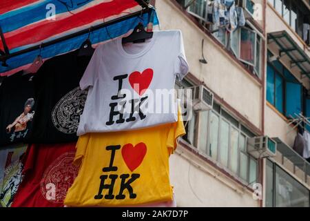 Hong Kong Cina - Novembre 2019: io amo Hong Kong maglietta sulla strada del mercato (Ladie's) sul mercato di Hong Kong , Tung Choi Street Foto Stock